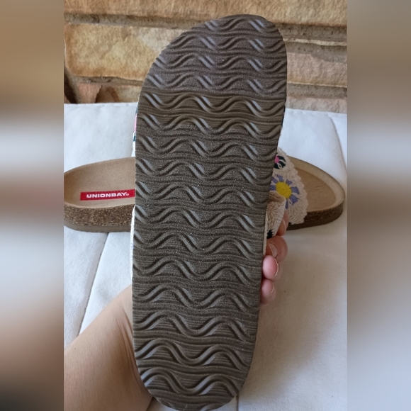 UnionBay Women's Sandals with Floral Embroidery_10 - Picture 6 of 7